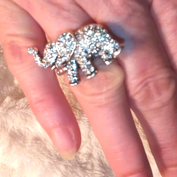 Gorgeous Elephant Rhinestone Stretch Ring Silver Colored Metal One Size - Picture 2 of 3